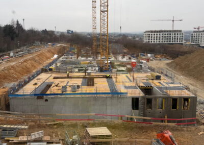 Staveniště Bytového družstva RANTA Barrandov v zimním období.